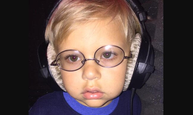 Kleines 6-jähriges Wunderkind: ein talentierter Junge, der kaum sieht, macht die Coverversionen der Hits der Vergangenheit