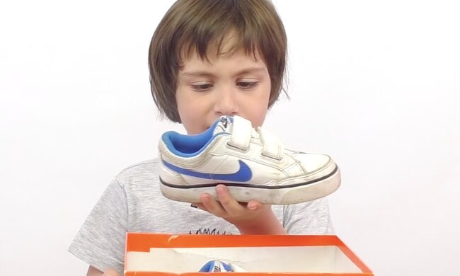 Junge und Turnschuhe. Quelle: Screenshot YouTube