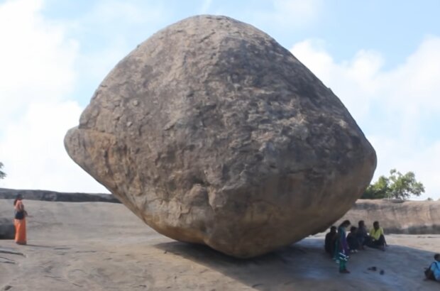 250 Tonnen schwerer Stein steht seit 1500 Jahren an einem Berghang in Indien und rollt nicht hinunter, Details