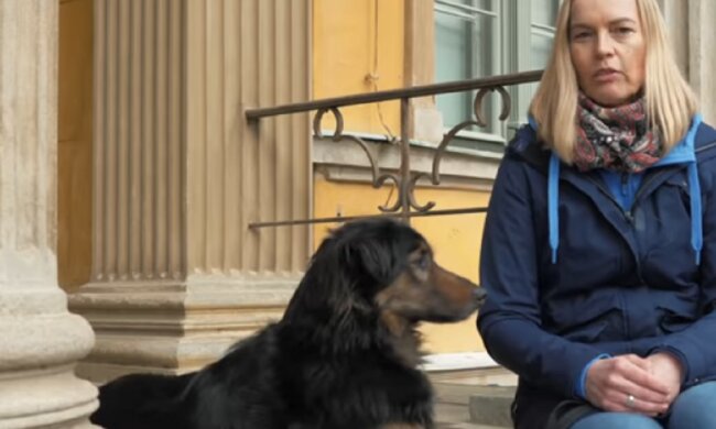 Junge Frau machte sich fit für einen Welpen, mit dem sie wegen ihres Gewichts nicht laufen konnte