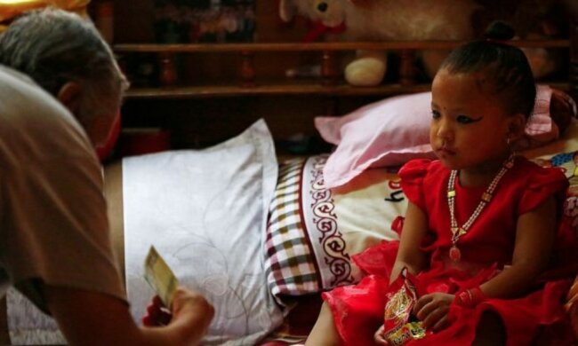 Uralte Traditionen: Das 3-jährige Mädchen wurde als lebende hinduistische Göttin anerkannt