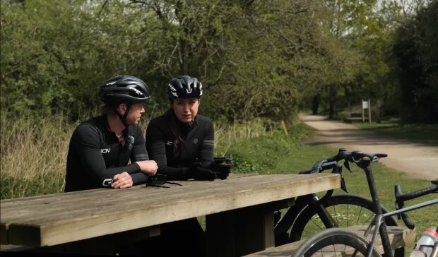 Der empörte Radfahrer. Quelle: Youtube Screenshot