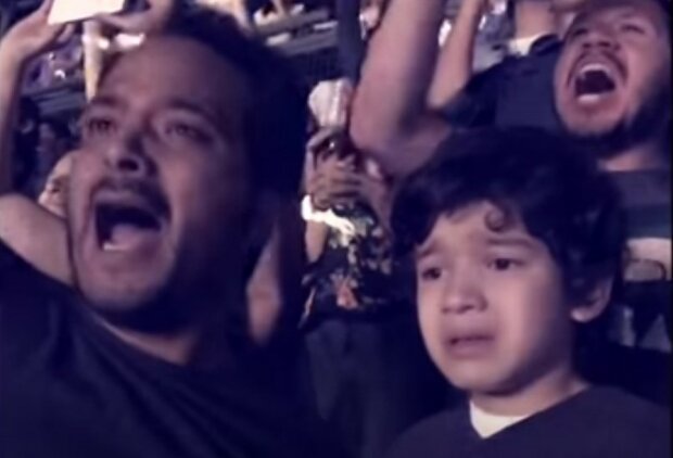 Ein Kindertraum wird wahr: Vater brachte seinen besonderen Sohn zum Konzert seiner Lieblingsband