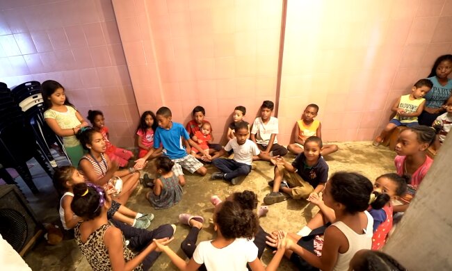 Familie in einem kleinen Haus. Quelle: YouTube Screenshot