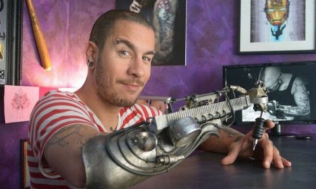 Ein talentierter Künstler macht Tätowierungen mit der Prothese