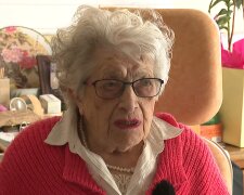 106-Jährige feiert im Kreis der Gemeinschaft. Quelle: Youtube Screenshot