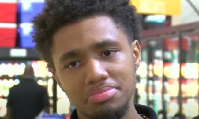 Angenehm überraschter Ladenmitarbeiter mit einem guten Herzen. Quelle: Screenshot YouTube