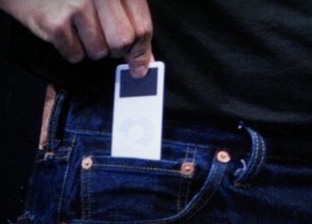 Eine Tasche an einer Jeans. Quelle: Screenshot YouTube