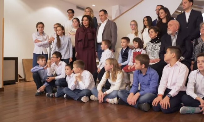 Große Familie. Quelle: Screenshot YouTube