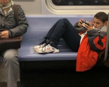 Der Junge weigerte sich, seine Beine vom Sitz im U-Bahn-Wagen wegzunehmen, aber der Passagier wurde nicht ratlos