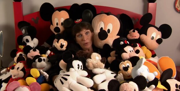 Janet sammelt über 5000 Mickey Mouse Objekte und setzt Weltrekord! Quelle: Youtube