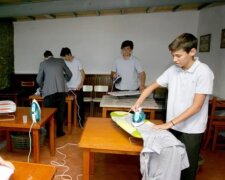 Frauenarbeit mit Männerhänden: In einer Spanischschule wird es Jungen beigebracht, Wäsche zu waschen und das Essen zuzubereiten