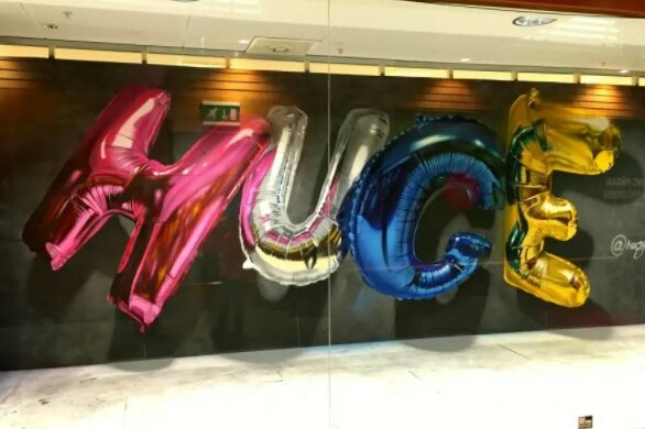 Ein Mann zeichnet Graffitis, die so aussehen, als ob man sie anfassen kann