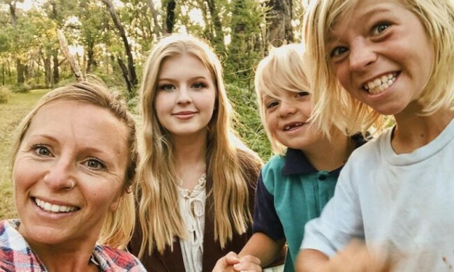 Die Kinder in dieser Familie weigerten sich, zur Schule zu gehen, und ihre Eltern entwickelten alternatives Lernen in der Natur