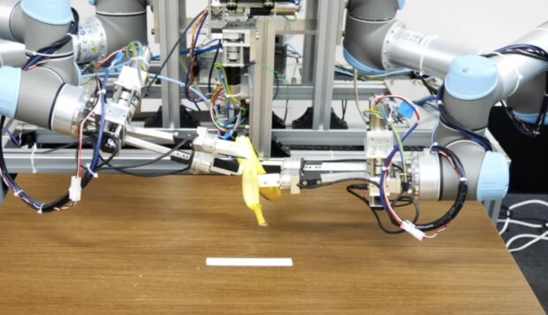Der Roboter schält die Banane . Quelle: Screenshot YouTube