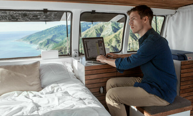 Der Regisseur hat einen rostigen Van in ein mobiles Studio verwandelt und arbeitet jetzt, wo immer er will