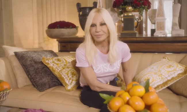 Donatella Versace. Quelle: Youtube Screenshot