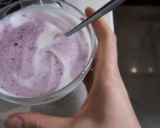 Mann leert Joghurt-Regale in einer Sekunde. Quelle: Youtube Screenshot