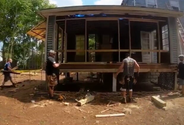 Mann renovierte das Haus einer Rentnerin. Quelle: Screenshot Youtube