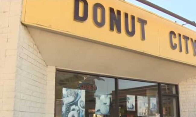 Dutzende von Menschen kaufen frühmorgens bei einem Donut-Verkäufer das ganze Zeug ein, um ihm mehr Zeit zu geben, sich um seine kranke Frau zu kümmern