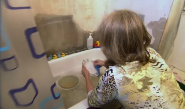 Frau spült seit einem Jahr ihr Geschirr im Badezimmer. Quelle: Youtube Screenshot