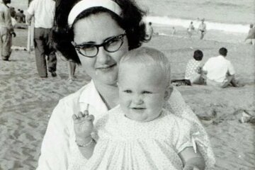 "Der Arzt meiner Mutter ist mein Vater": Eine Frau erfuhr mit 53 Jahren die Wahrheit über ihre Familie