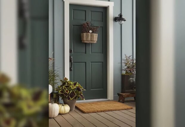 Dunkelgrüne Türen sind für ein Dorf obligatorisch. Quelle: Screenshot YouTube