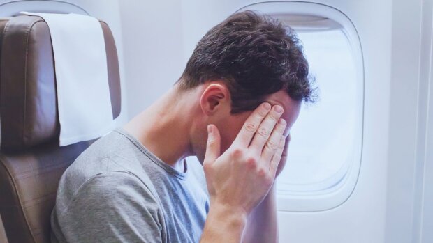 "Meine Mutter ist unglücklich über meine 'unpassende' Schlafposition im Flugzeug, weil ich ihr Baby verwöhnt habe"