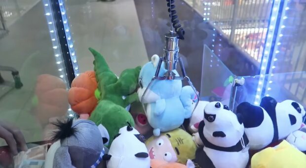 Ein Spielautomat mit Stofftieren. Quelle: Screenshot YouTube
