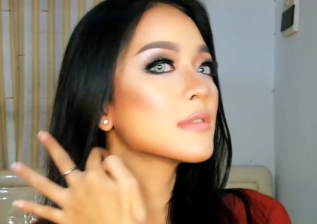 Frau mit Make-Up. Quelle: Screenshot Youtube
