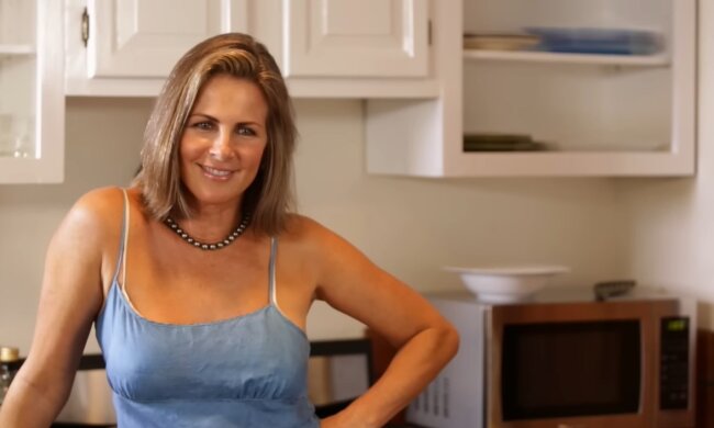 Die unkonventionelle Gastgeberin. Quelle: Youtube Screenshot