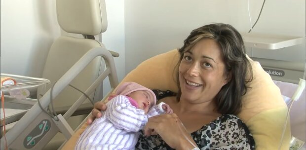 Den Partner aktiv in die Babyversorgung einbeziehen. Quelle: Youtube Screenshot