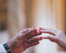 Im letzten Moment: Ein Mann macht seiner Geliebten einen Heiratsantrag zu einem ungewöhnlichen Zeitpunkt