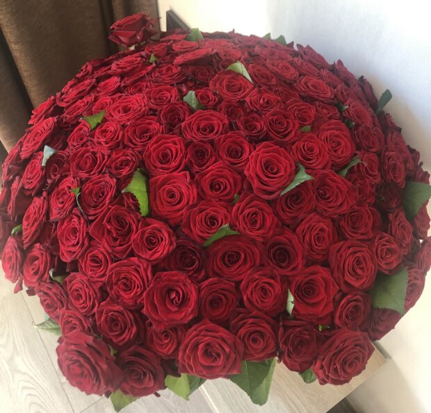 Akt der Freundlichkeit: Ein Mann beschloss 140 unverkaufte Rosen zu kaufen und sie kostenlos an Fremde zu verteilen