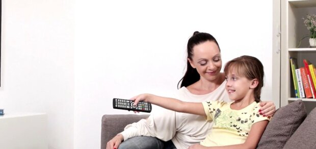 Mutter verbietet ihren Kindern das Fernsehen: Viele verstehen sie nicht