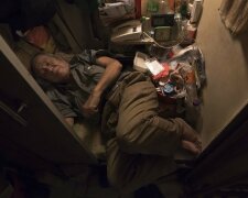 Wie Menschen in winzigen Wohnungen in Hongkong leben