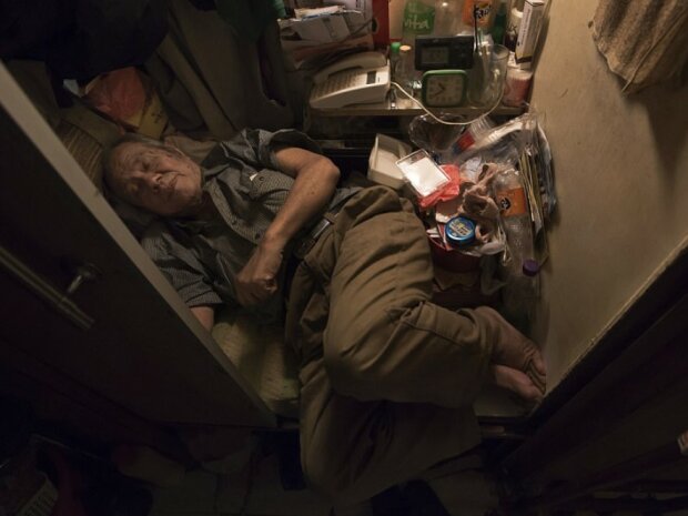 Wie Menschen in winzigen Wohnungen in Hongkong leben