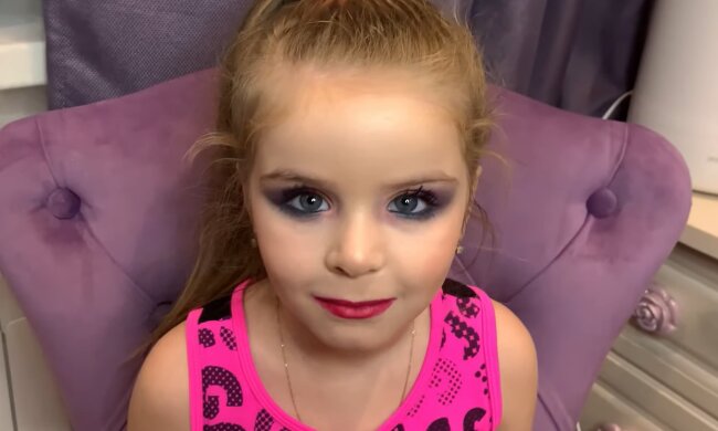 Siebenjähriges Mädchen trägt Make-Up. Quelle: Screenshot Youtube