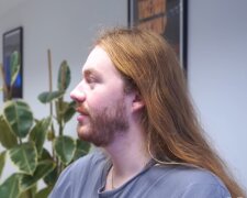 Ein Mann und seine langen Haare. Quelle: Youtube Screenshot