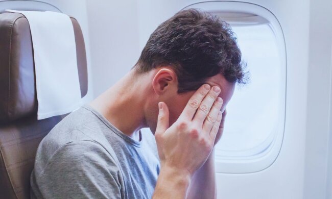 "Meine Mutter ist unglücklich über meine 'unpassende' Schlafposition im Flugzeug, weil ich ihr Baby verwöhnt habe"