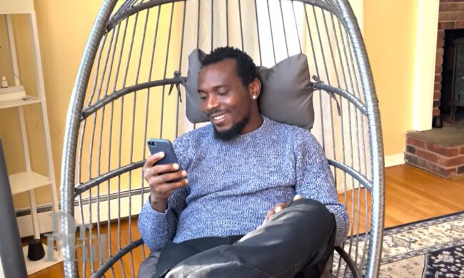 Eine Frau ist enttäuscht über das Verhalten eines jungen Partners. Quelle: Screenshot YouTube