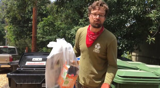 Müll-Detektiv auf Streife. Quelle: Youtube Screenshot