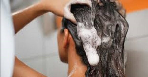 Junge Frau, die sich seit acht Jahren die Haare nicht gewaschen hat, hat es endlich gemacht