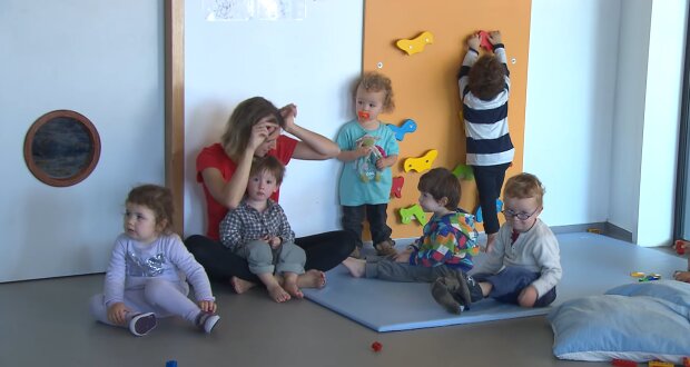 Warum die Mehrheit der Familien auf Kitas von der Stadt setzt. Quelle: Youtube Screenshot