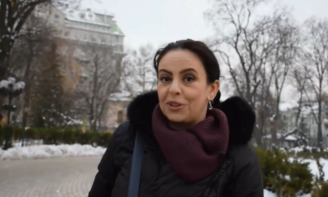 Guter Mann gab einer obdachlosen Frau eine Tasche mit einem Ticket in ein besseres Leben