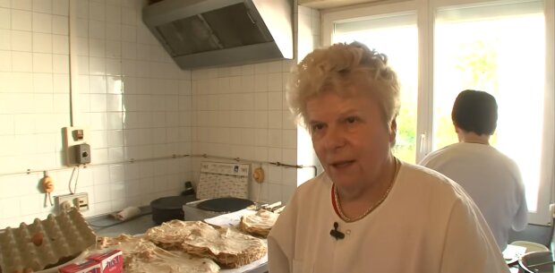 Rentnerin am Herd. Quelle: Youtube Screenshot