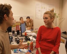 Bürokonflikt: Susette beklagt Kollegen wegen Arbeitsverteilung. Quelle: Youtube Screenshot