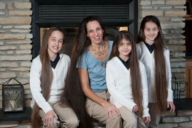 Wie eine Mutter und ihre Töchter aussehen, denen noch nie die Haare geschnitten wurden