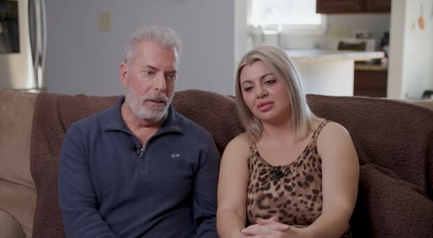 Sugar Daddy heiratet seine 31-jährige Blondine. Quelle: Youtube
