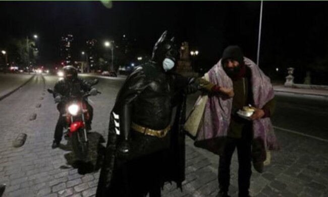 Es gibt Superhelden: Wie ein Mann in einem Batman-Anzug Obdachlosen warmes Essen gibt